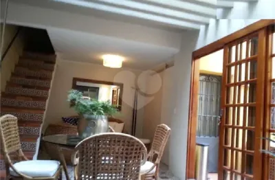 Sobrado impecável,  semi isolado ao lado do  clube sírio