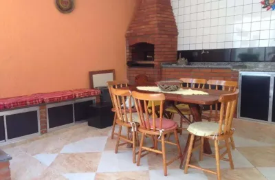 Casa sobrado na vila mariana próximo ao metrô santa cruz, com quintal e churrasqueira.