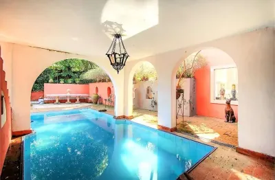 Magnífica casa em estilo toscana em rua segura com cancela e dispõe de 1255 m² de área construída.