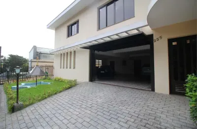 Sobrado bem conservado, construído pelo proprietário, térreo