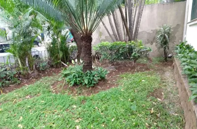 Terreno plano com 500 m² com pequena edificação. loclaização rua zm