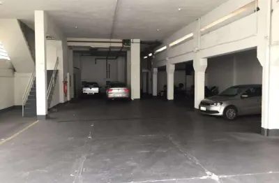 Prédio comercial à venda de 1800 m² com 3 andares, 1 mezanino, cobertura e 15 vagas.