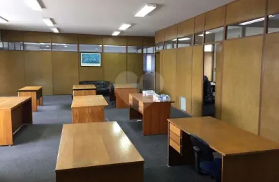 Prédio comercial à venda de 1800 m² com 3 andares, 1 mezanino, cobertura e 15 vagas.