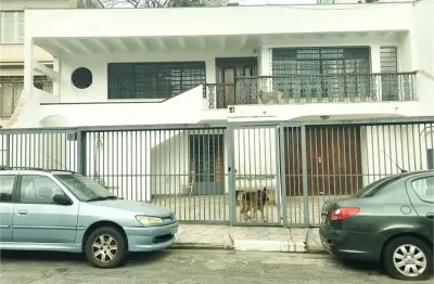 Sobrado em rua fechada colado ao parque da aclimação