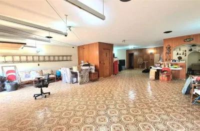 Casa com 4 dormitórios, 2 suítes, master com closet, living, quintal e muito mais!