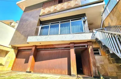 Casa com 4 dormitórios, 2 suítes, master com closet, living, quintal e muito mais!