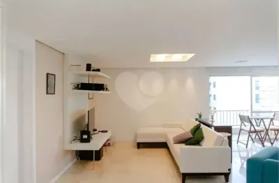 Apartamento reformado, mobiliado, com 2 dormitórios, 1 suíte, com varanda e 1 vaga em perdizes.