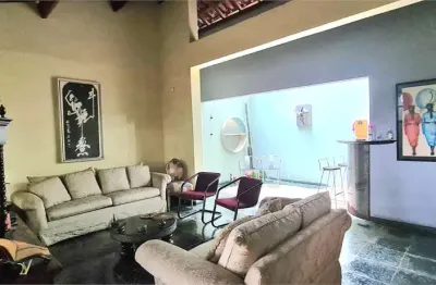 Casa com 3 dormitórios sendo 2 suítes e 4 banheiros em Perdizes.