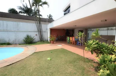 Ótima casa térrea no brooklin velho, com piscina, quadra, 6 vagas, e terreno de 1.000 m².