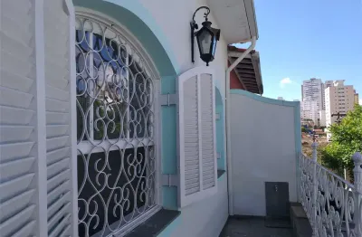 Sobrado para fins residencial/comercial em rua tranquila e arborizada na saúde!