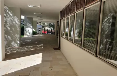 156 m² útil muito bem dividido. ao lado de metrô, vale apena fazer uma visita.
