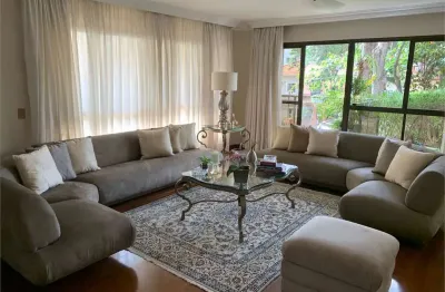 4 dormitórios, sendo 2 suítes na melhor localização de moema