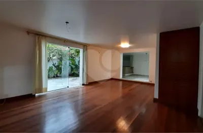 Localizada no nobre alto da lapa e pertencente à companhia city,