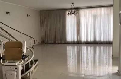 Sobrado com 3 dormitórios (1 suíte) e 5 vagas de garagem no bosque de saúde, imperdível.