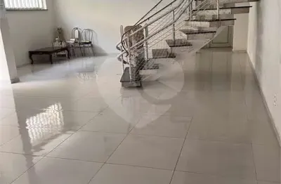 Sobrado com 3 dormitórios (1 suíte) e 5 vagas de garagem no bosque de saúde, imperdível.