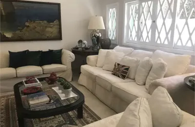 Casa à venda de 550 m² no pacaembu com 3 suites e 4 vagas.