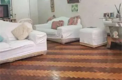 Sobrado a 400 metros do metrô com 3 dormitórios e vaga