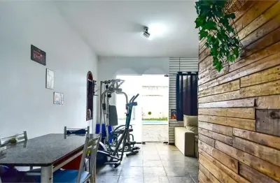 Casa à venda com 300m², 4 quartos, 1 suíte e 4 vagas.