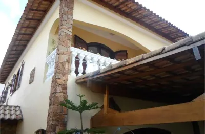 Sobrado excelente, imperdível, 4 dormitórios com churrasqueira e muito quintal!!!