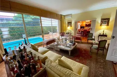 Casa em localização nobre do jardim europa. área externa com piscina e jardim.