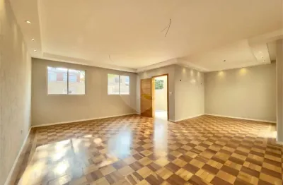 Casa térrea com 3 dormitórios, 2 vagas e piscina recém reformada no campo belo