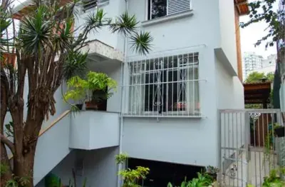 Casa na vila mariana com 3 dormitórios, uma suíte e 3 vagas na garagem.