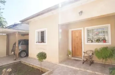 Casa à venda com 180m², 3 quartos e 2 vagas, quintal com área coberta