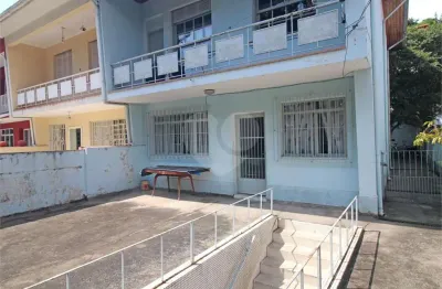 Casa com 3 dormitórios, 2 banheiros, quintal com edícula e 2 vagas na vila mariana.