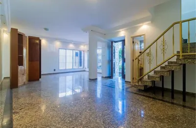 Casa à venda com 300m², 5 quartos e 5 vagas no planalto paulista.