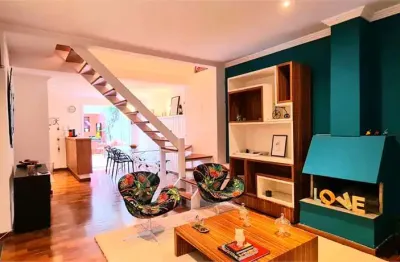 Casa de vila com 2 dormitórios, living e quintal gourmet