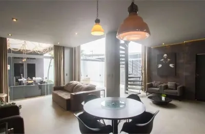 Casa à venda com 300m², 3 quartos e 2 vagas, toda reformada no brooklin.