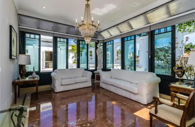 Uma oportunidade única de possuir uma mansão comercial magnífica e luxuosa no coração do  jardins