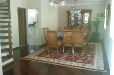 Sobrado com 03 quartos, sendo 01 suíte com closet e ofurô, 02 vagas de garagem metro alto do ipi