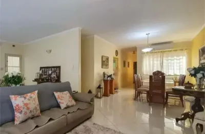 Ampla casa com 4 quartos no coração de vila mariana