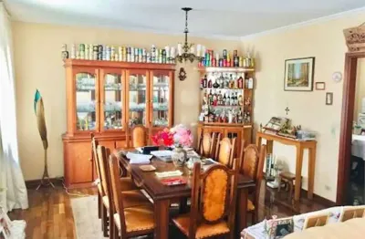 Casa térrea no alto da lapa , 3 dormitórios , 1 suite e 3 vagas de garagem .