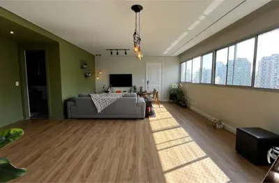 Amplo apartamento reformado, com 160 m2, 4 dormitórios e 3 vagas, a venda no brooklin