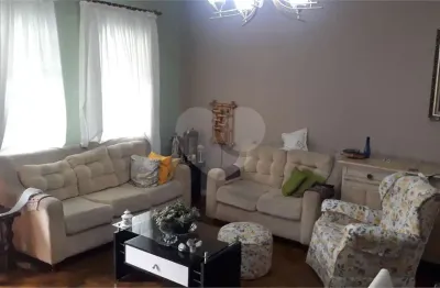 Casa à venda com 200 m², 3 suítes, 3 vagas, churrasqueira em boa localização na região de pompéia!!