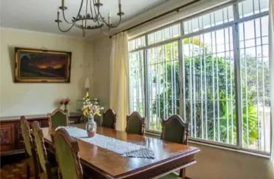 Casa em bairro nobre 850m² com 3 quartos e 1 suite. c/ piscina
