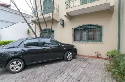 Sobrado à venda de 223 m² na chácara klabin com 4 dormitórios sendo 2 suítes e 4 vagas.