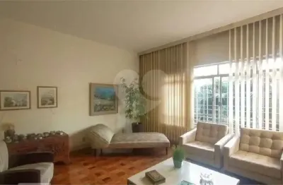 Sobrado amplo, espaçoso, com muita iluminação natural com 294 m², 5 dorm. 1 suite, 2 vagas!