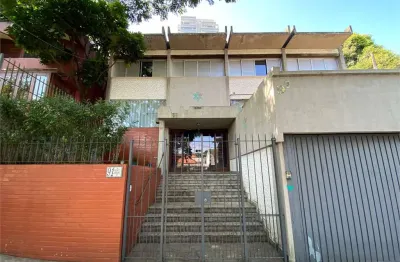 Casa com 400 m2, área nobre e sossegada da vila madalena.