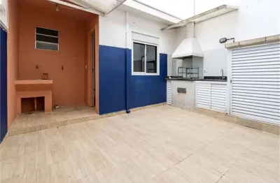Sobrado inteiro reformado no campo belo. 3 dormitórios, sendo 1 suíte máster com hidromassagem.