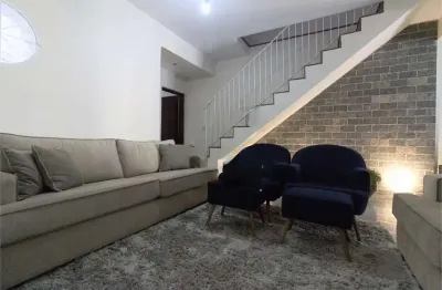 Casa com 4 dormitórios, 3 suítes, quintal, cozinha americana e solarium.