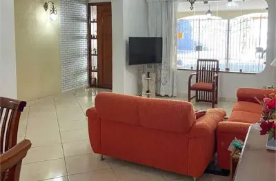 Sobrado no planalto paulista com 3 dormitórios e 2 vagas