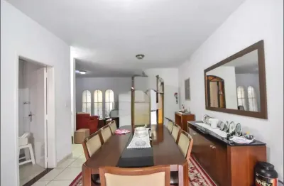 Casa no brooklin com 3 dormitórios, 2 vagas, próximo ao metro, rua tranquila e arborizada