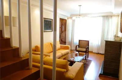 Sobrado a 850 mts metro pça da árvore . 03 dormitórios . 03 vagas