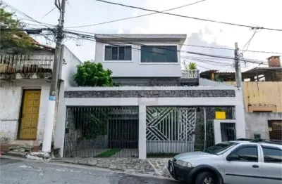 Sobrado a venda no jardim da saúde para família. amplo com 3 dormitórios, suíte e espaço gourmet! venha conhecer.