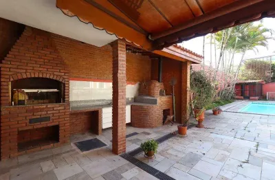Casa de alto padrão espaçosa e bem localizada,rua fechada com portões e segurança 24 horas.