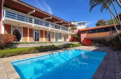 Casa de alto padrão espaçosa e bem localizada,rua fechada com portões e segurança 24 horas.