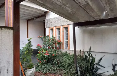 Casa com 04 quartos.01 suíte, 02 vagas de garagem, quintal com lazer e churrasqueira
